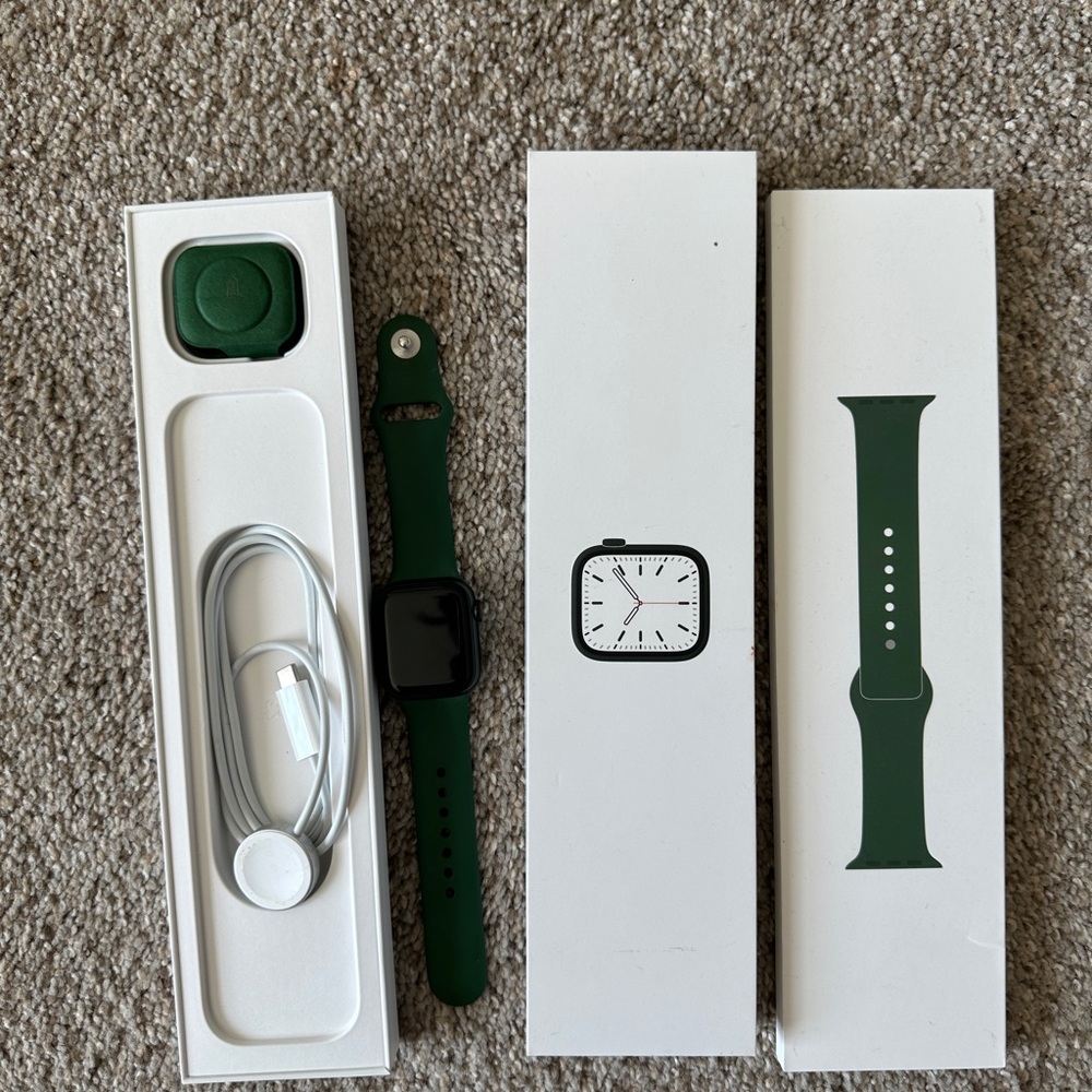 Apple Smartwatch in Green with Accessories